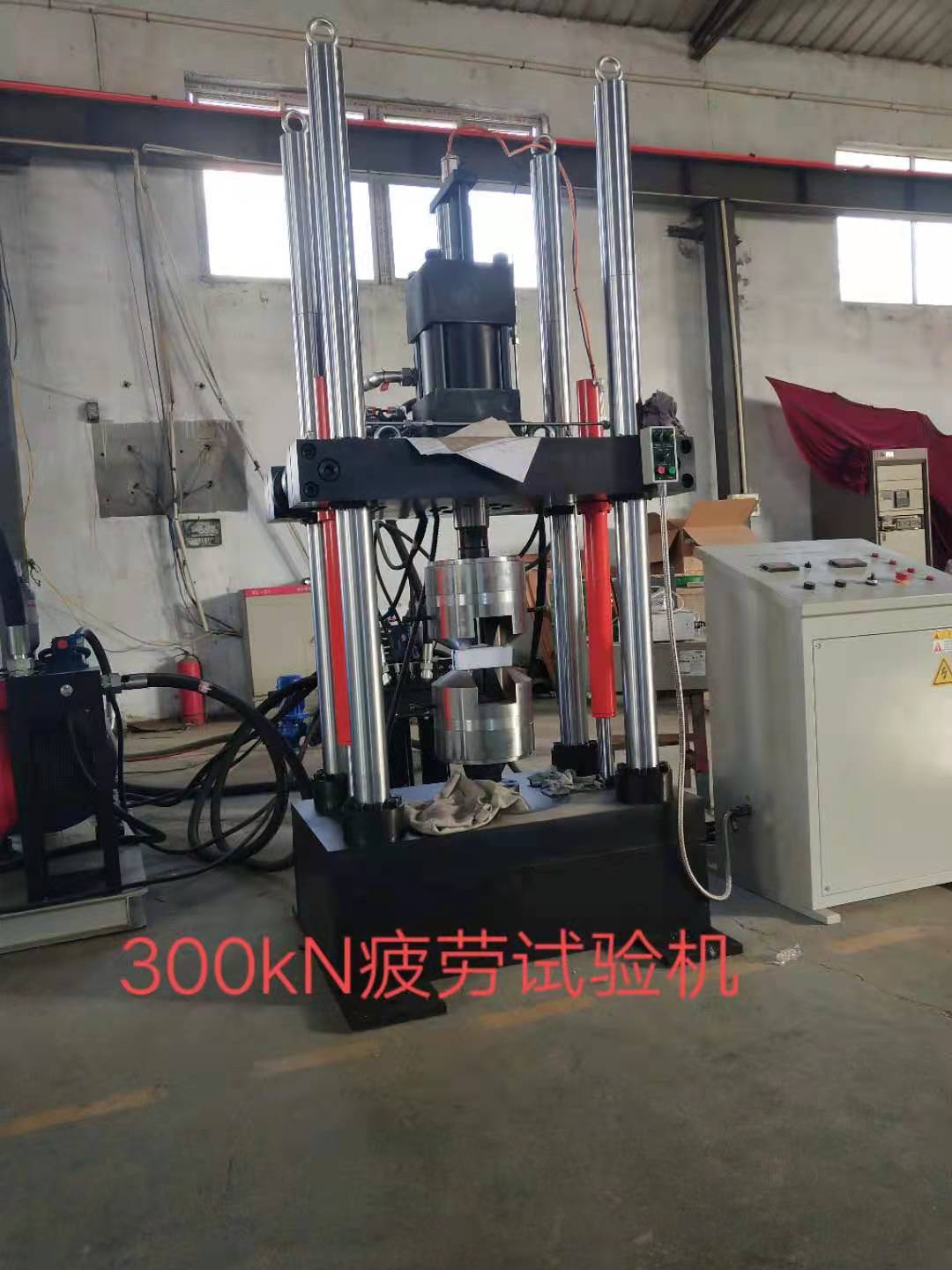 濟(jì)南新時(shí)代試金試驗(yàn)機(jī)廠出口俄羅斯、30噸疲勞試驗(yàn)機(jī)